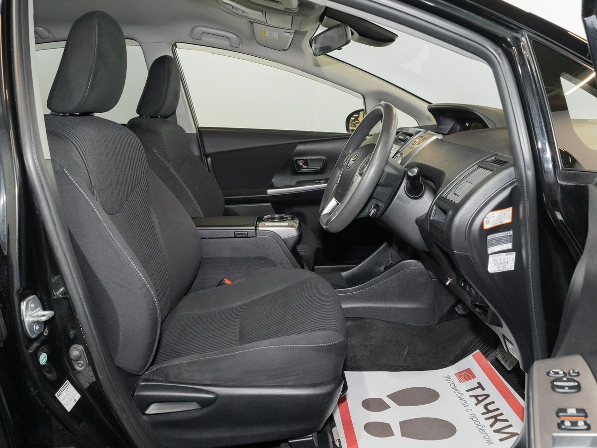 Toyota Prius Alpha 2019 - фото автомобиля