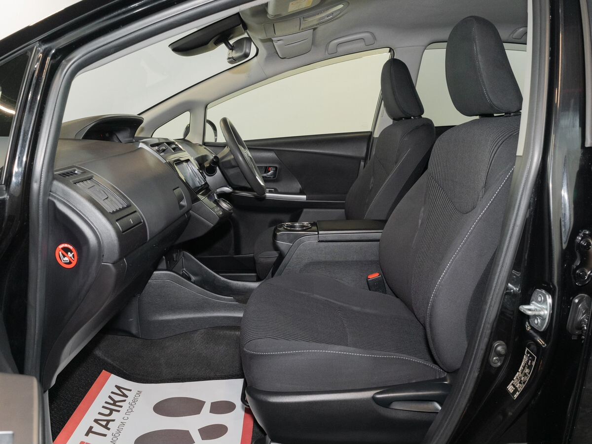 Toyota Prius Alpha 2019 - фото автомобиля