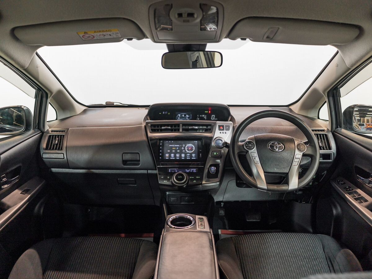 Toyota Prius Alpha 2019 - фото автомобиля