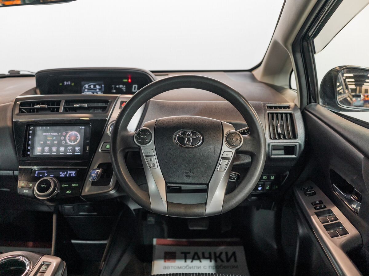 Toyota Prius Alpha 2019 - фото автомобиля