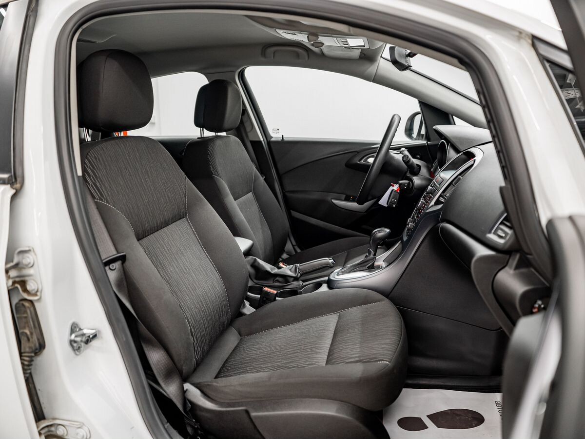 Opel Astra 2013 - фото автомобиля