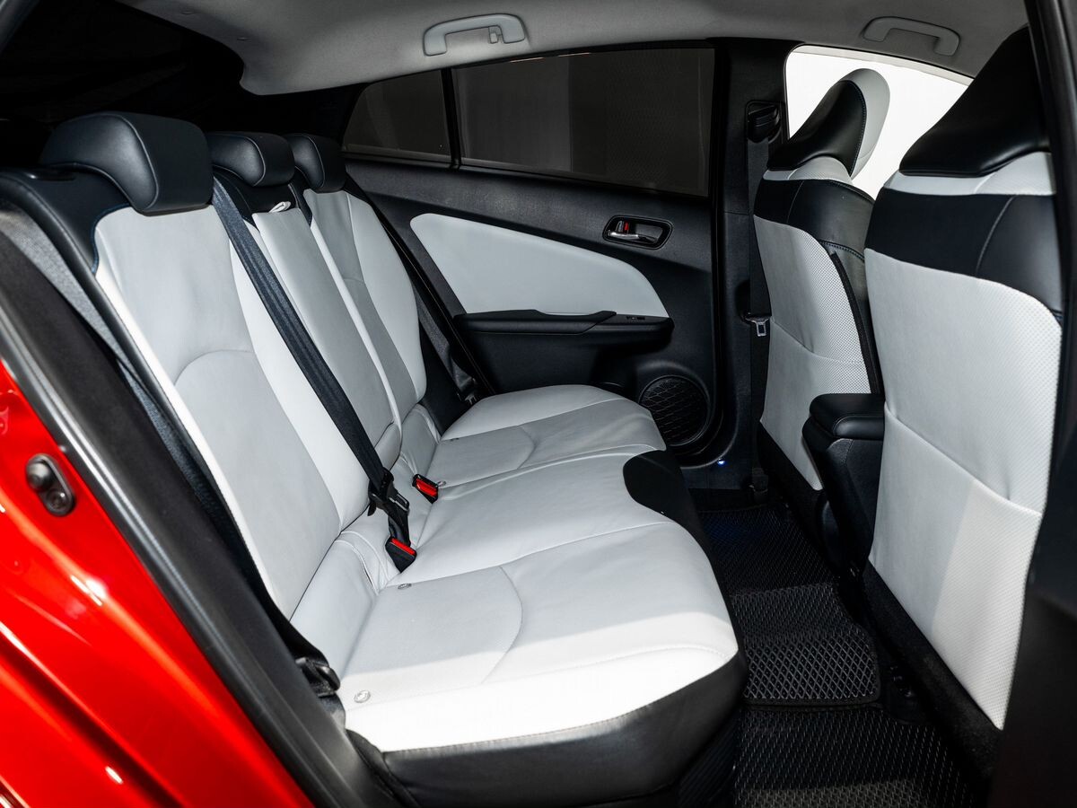 Toyota Prius 2018 - фото автомобиля