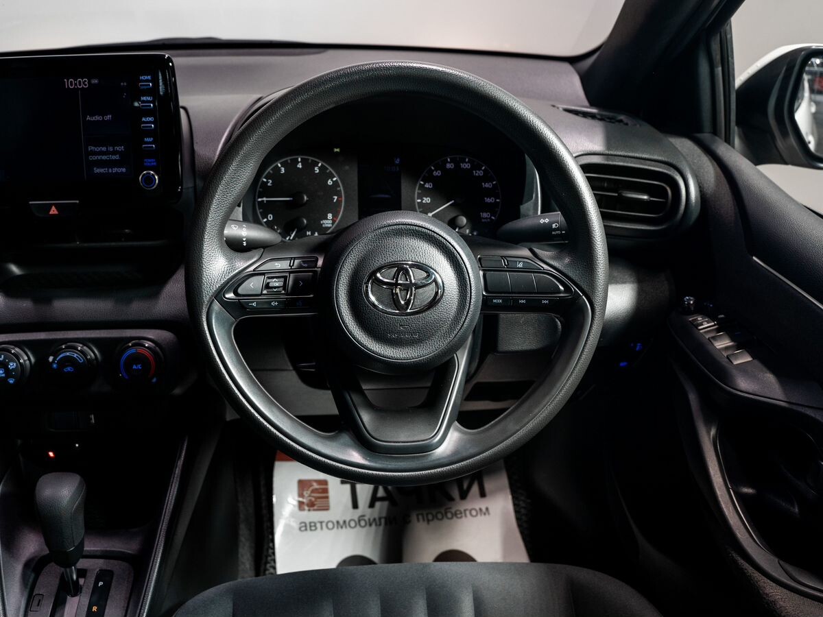 Toyota Yaris 2020 - фото автомобиля