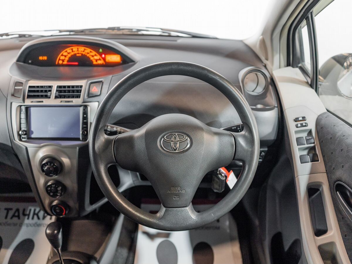 Toyota Vitz 2009 - фото автомобиля