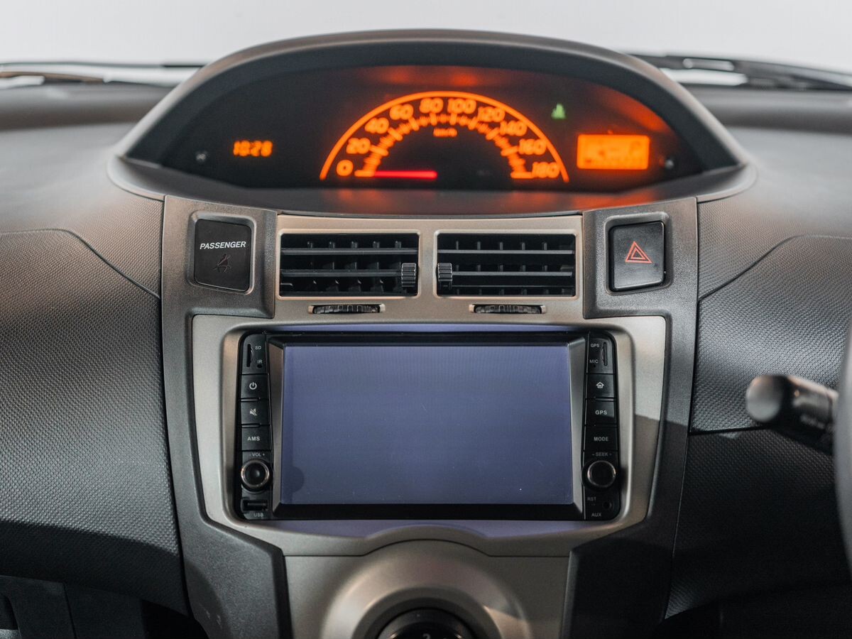 Toyota Vitz 2009 - фото автомобиля