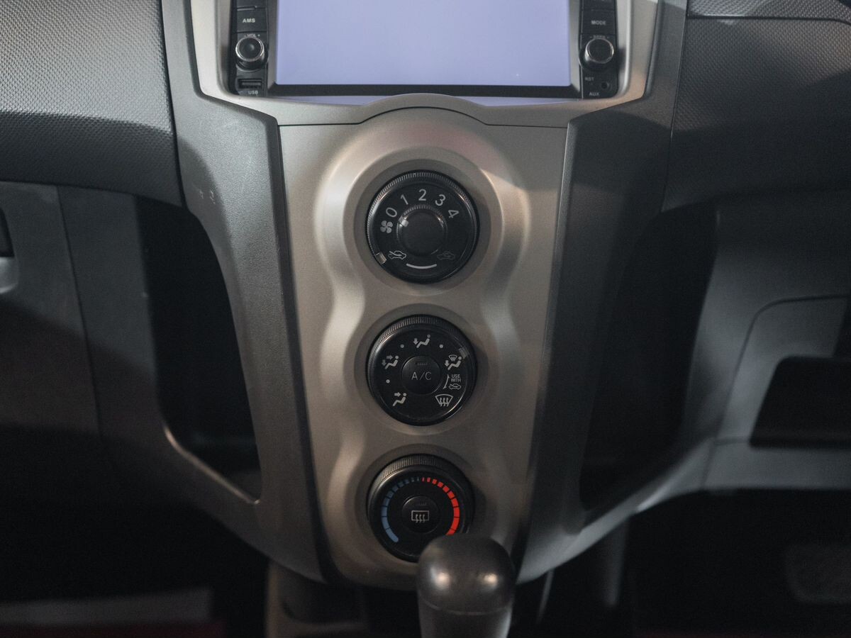 Toyota Vitz 2009 - фото автомобиля