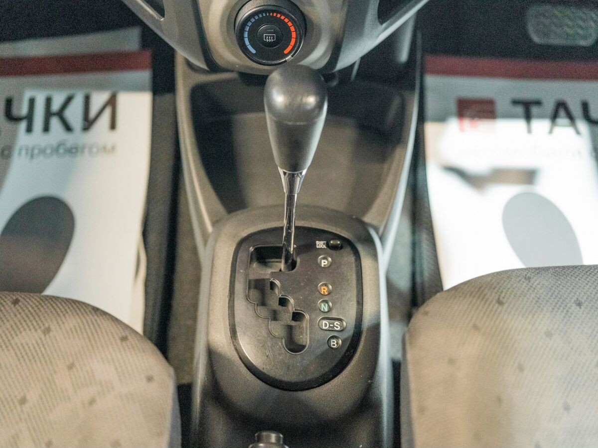 Toyota Vitz 2009 - фото автомобиля