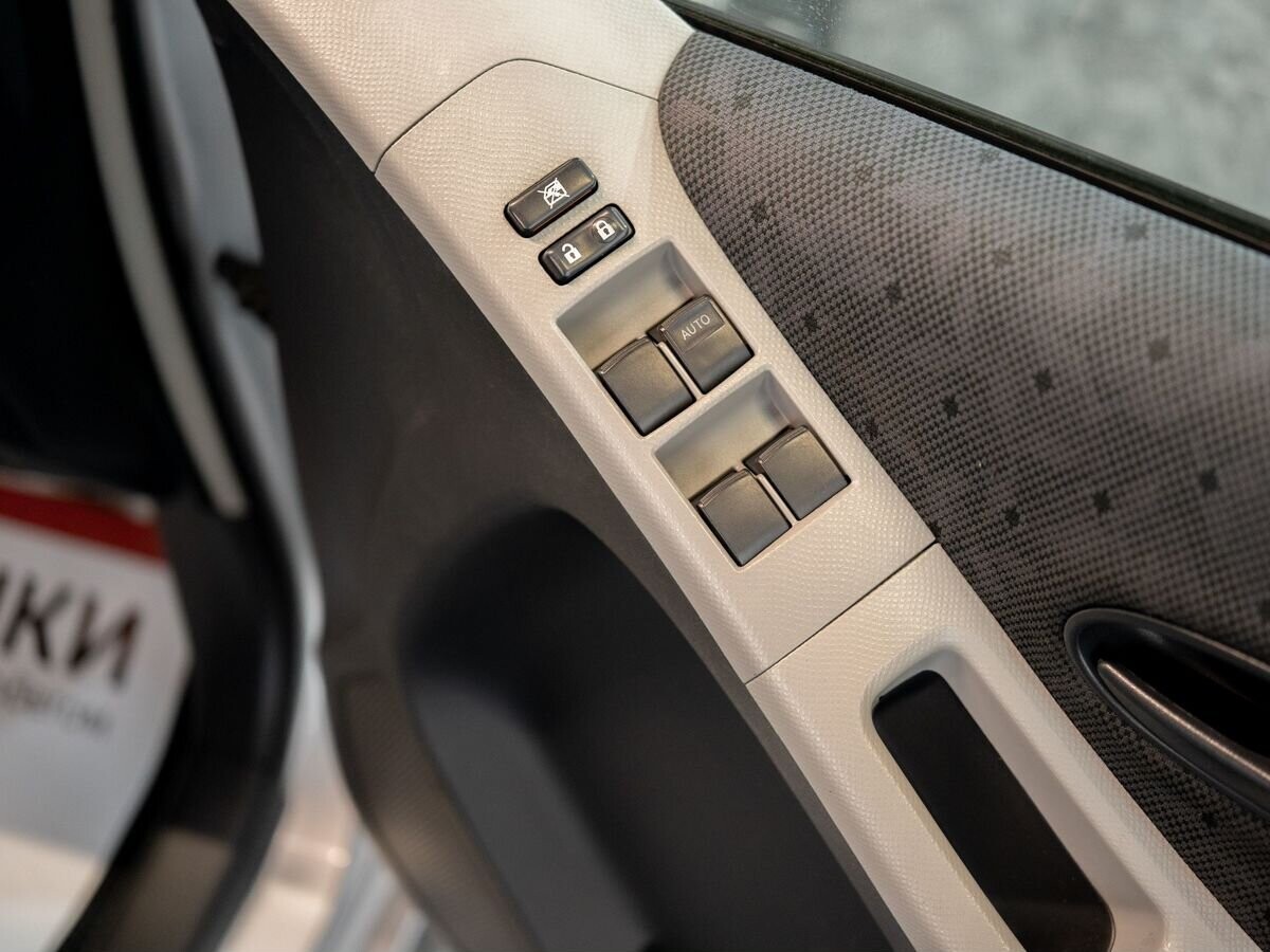 Toyota Vitz 2009 - фото автомобиля