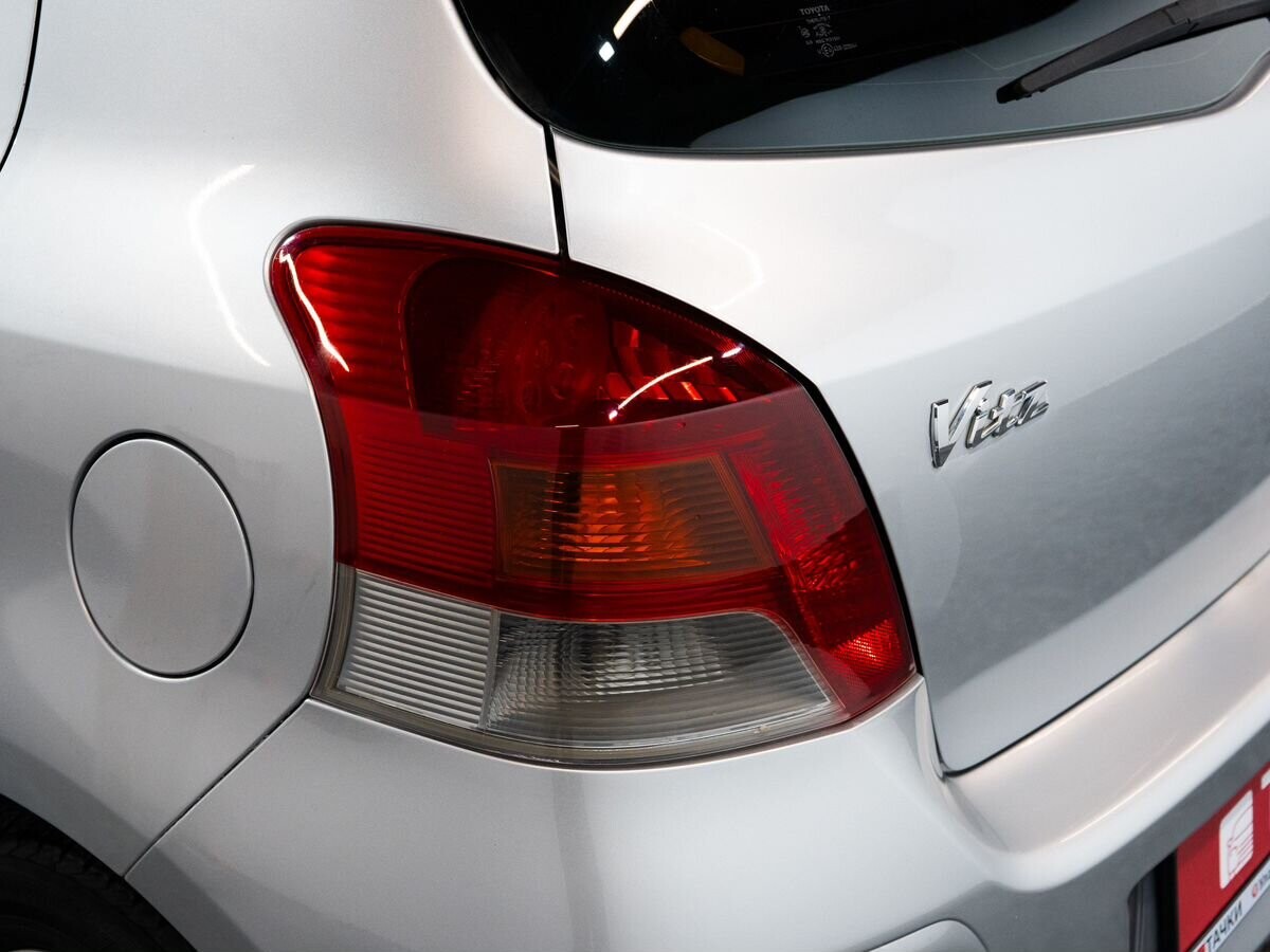 Toyota Vitz 2009 - фото автомобиля