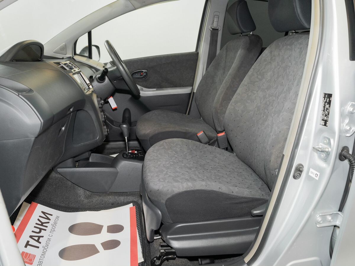 Toyota Vitz 2009 - фото автомобиля