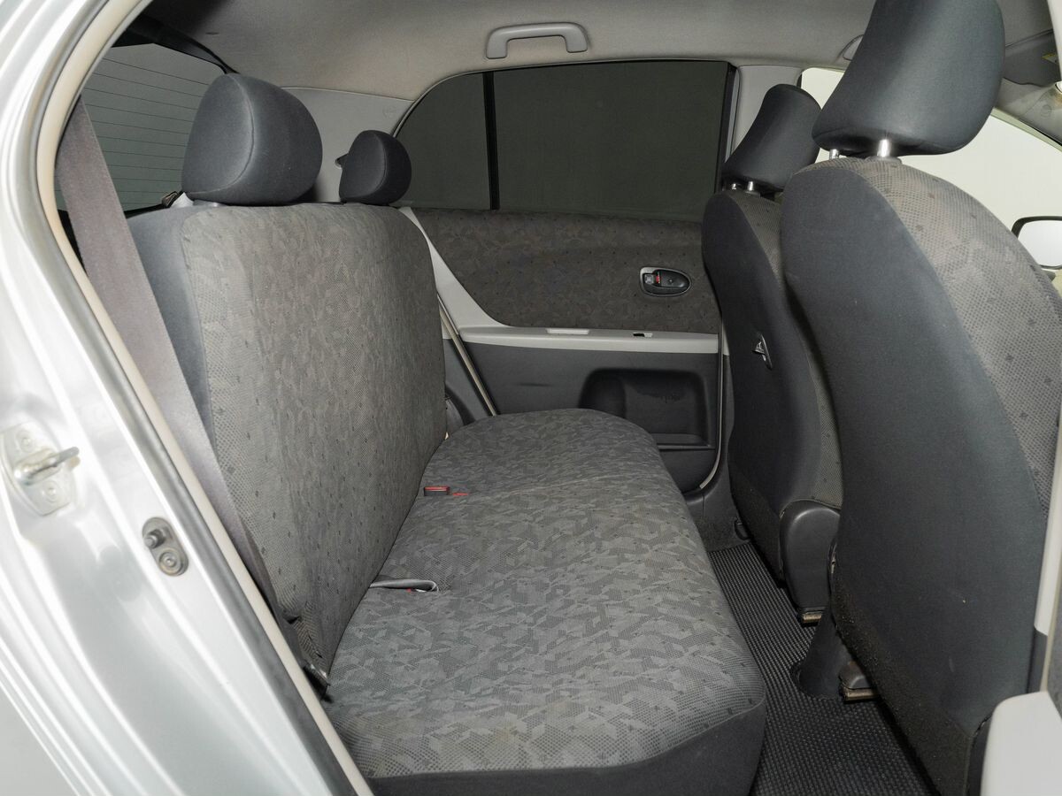 Toyota Vitz 2009 - фото автомобиля