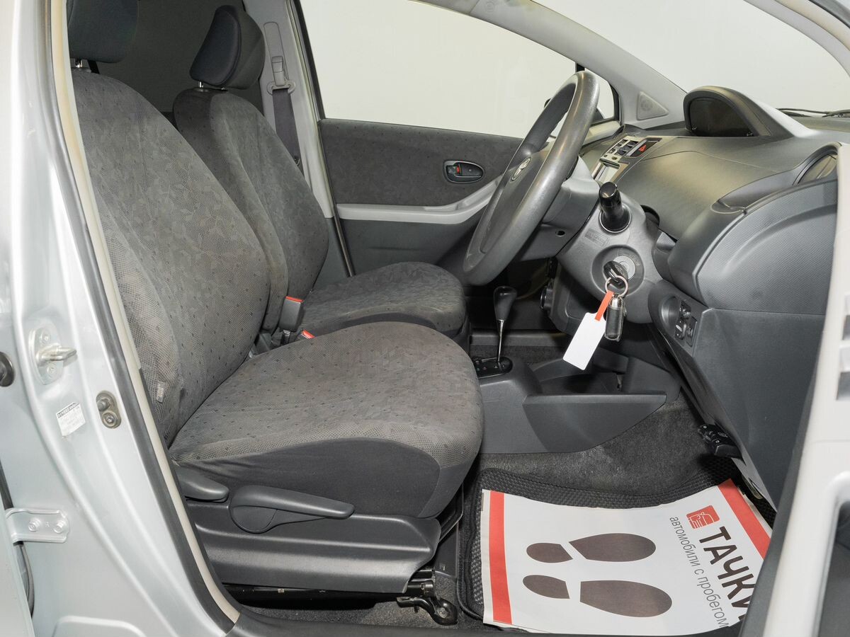 Toyota Vitz 2009 - фото автомобиля