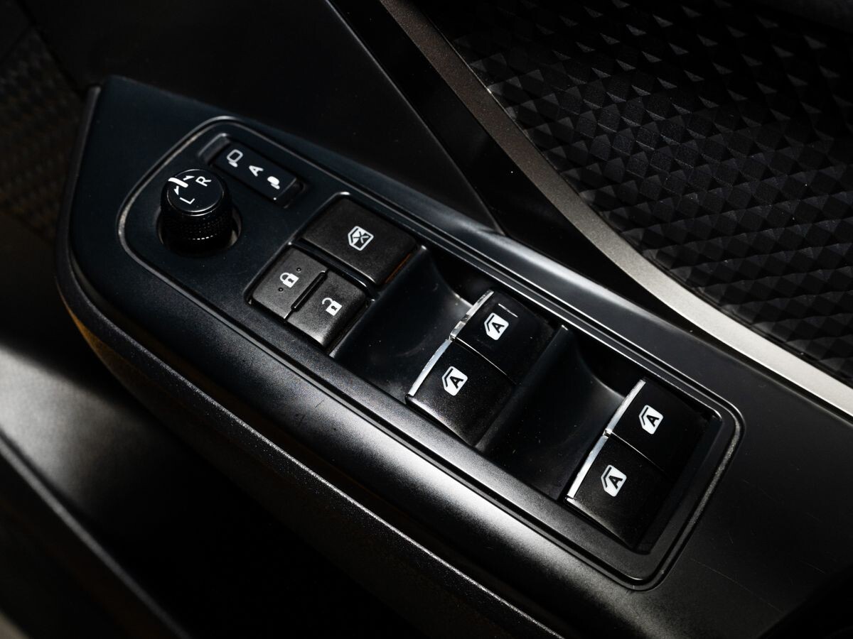 Toyota C-HR 2017 - фото автомобиля