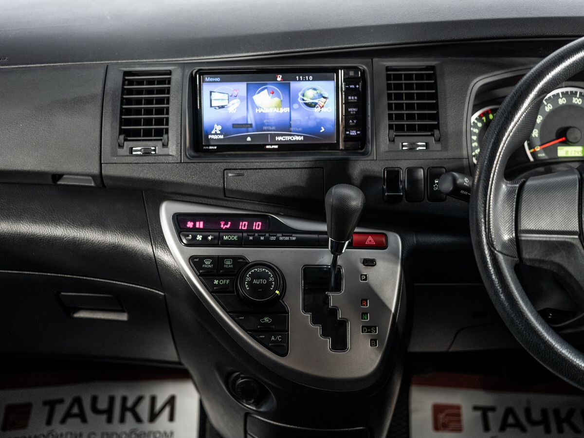 Toyota ISis 2015 - фото автомобиля