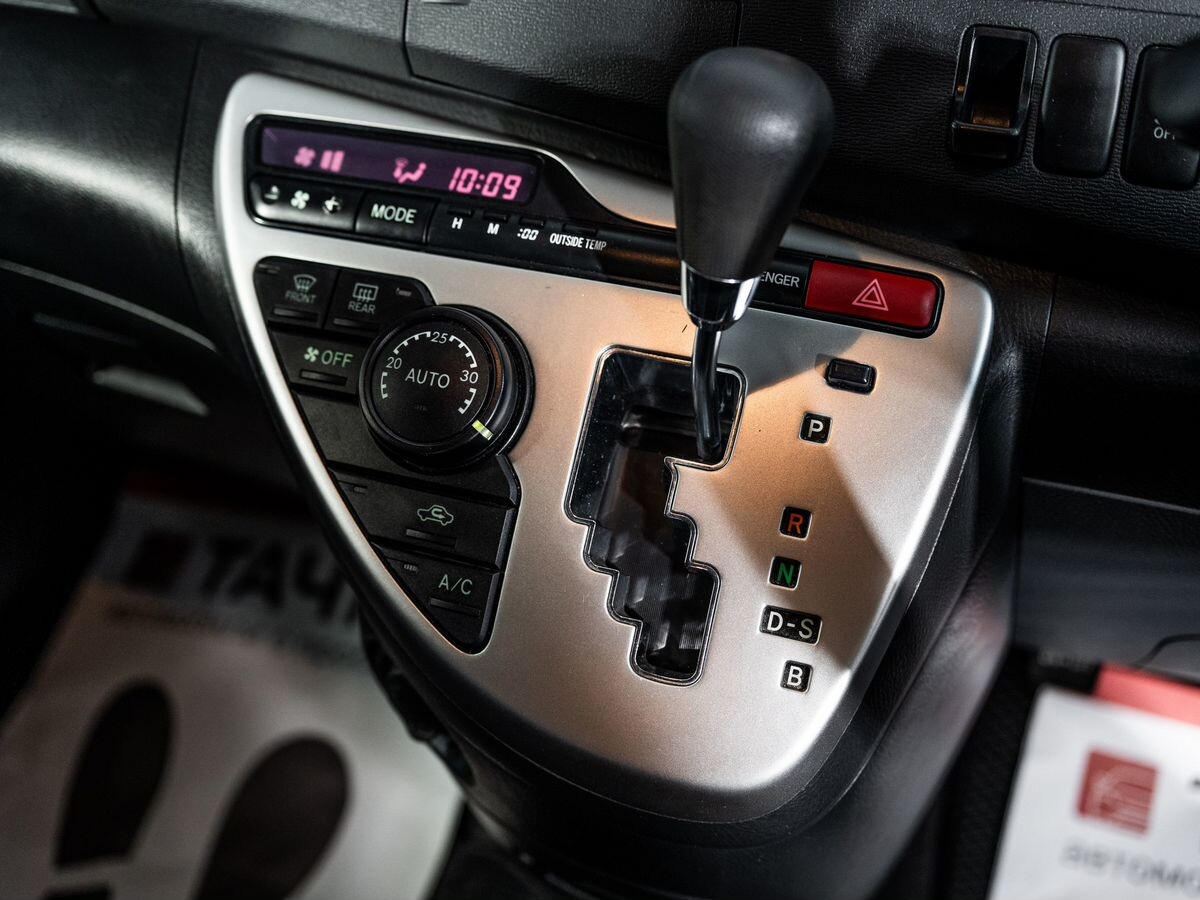 Toyota ISis 2015 - фото автомобиля