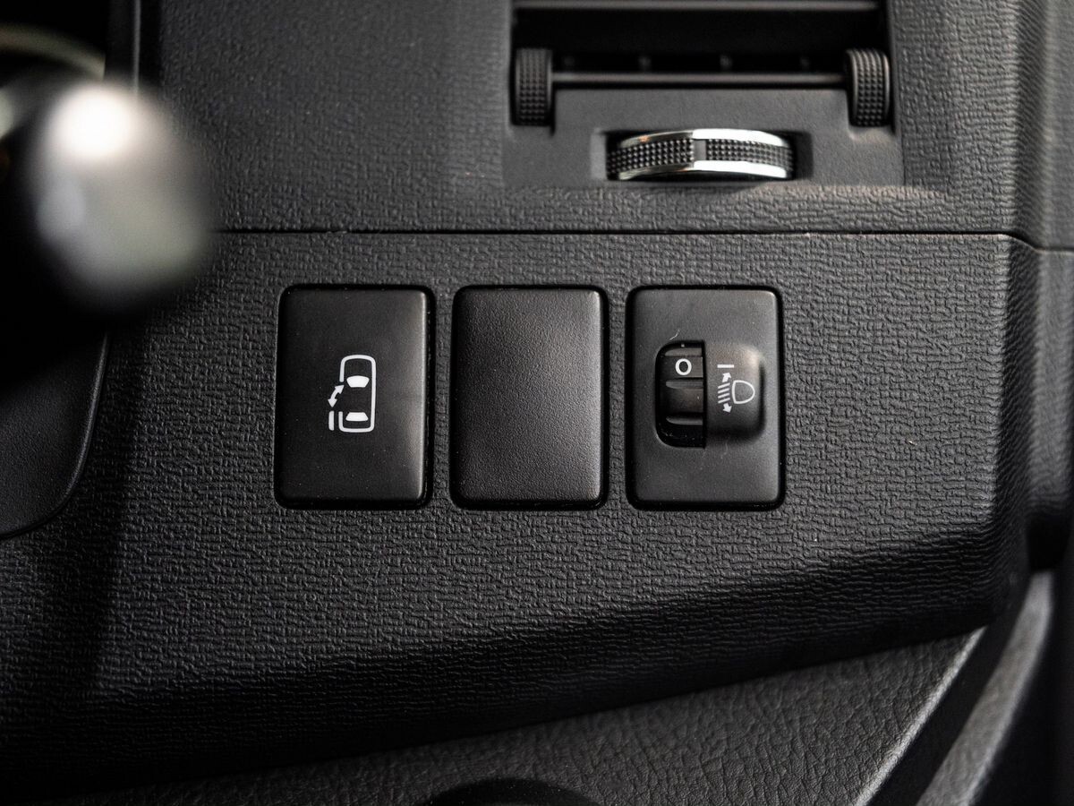 Toyota ISis 2015 - фото автомобиля