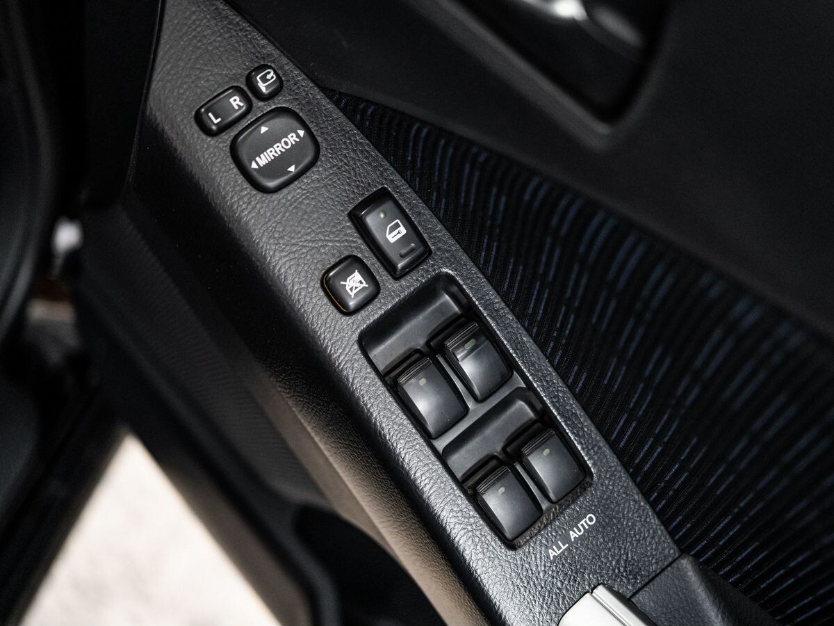 Toyota ISis 2015 - фото автомобиля