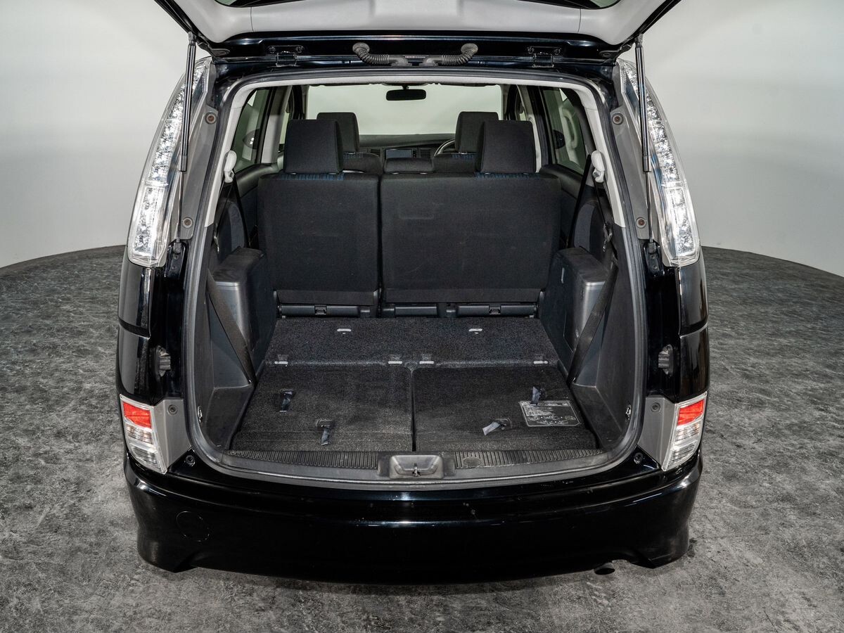 Toyota ISis 2015 - фото автомобиля