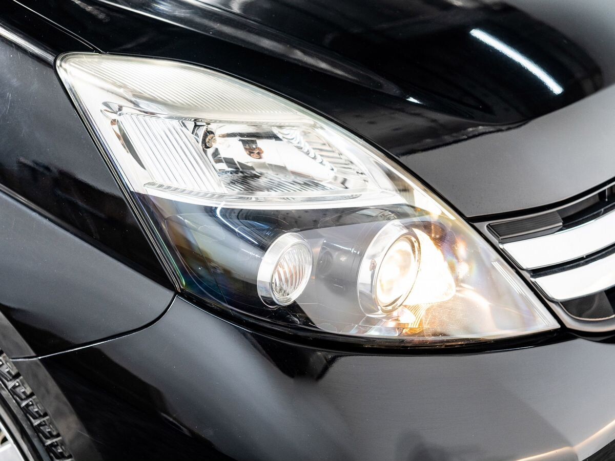 Toyota ISis 2015 - фото автомобиля