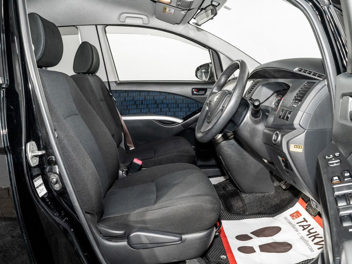 Toyota ISis 2015 - фото автомобиля