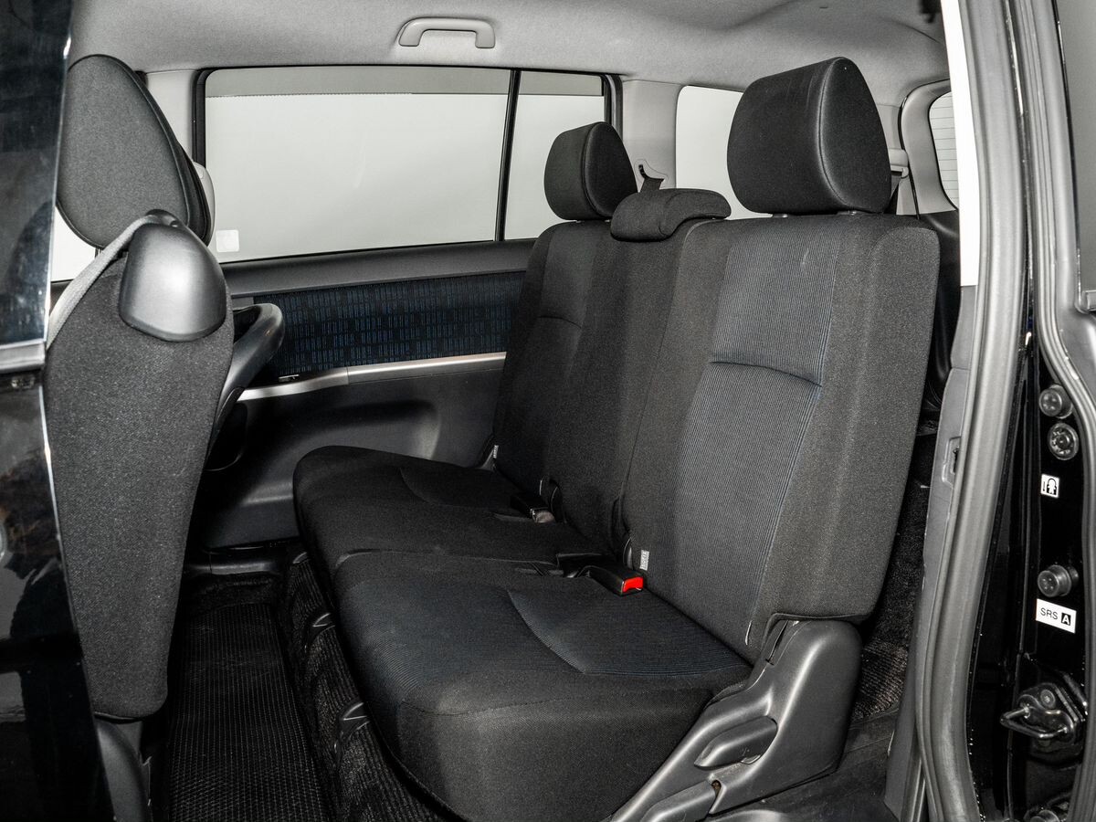 Toyota ISis 2015 - фото автомобиля