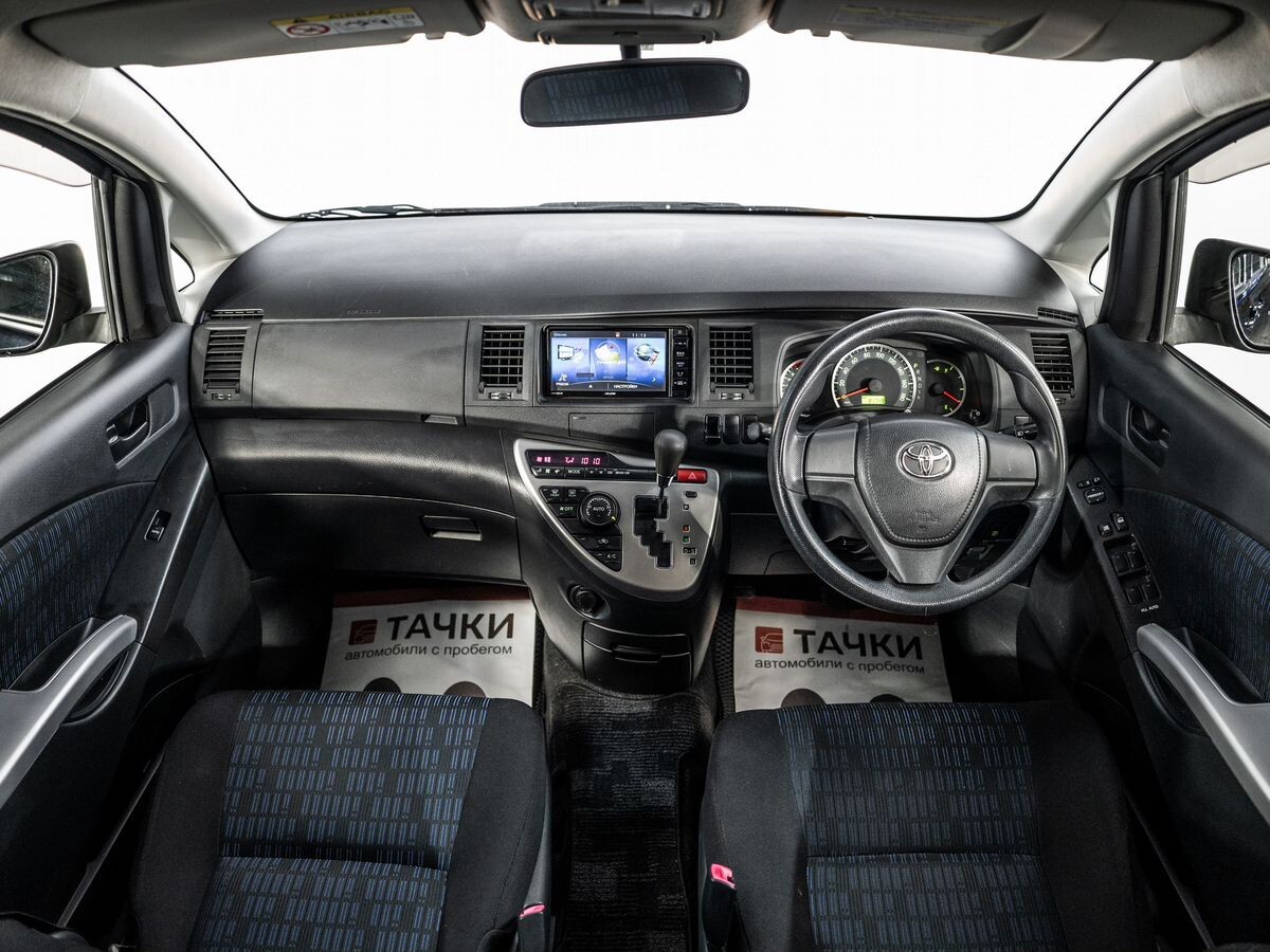 Toyota ISis 2015 - фото автомобиля