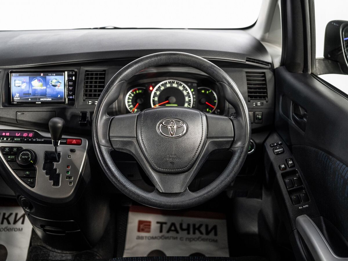 Toyota ISis 2015 - фото автомобиля