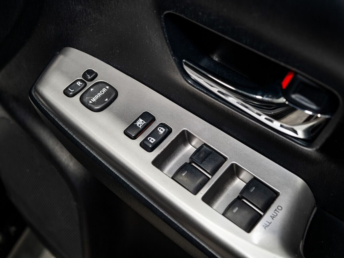 Toyota Prius Alpha 2015 - фото автомобиля