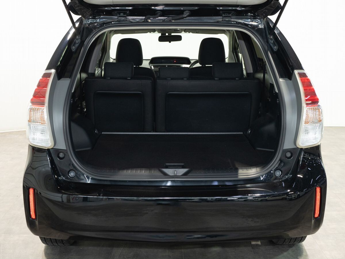 Toyota Prius Alpha 2015 - фото автомобиля