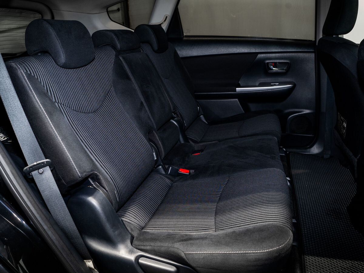 Toyota Prius Alpha 2015 - фото автомобиля