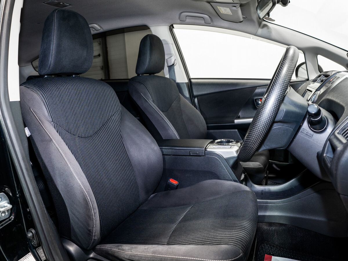 Toyota Prius Alpha 2015 - фото автомобиля