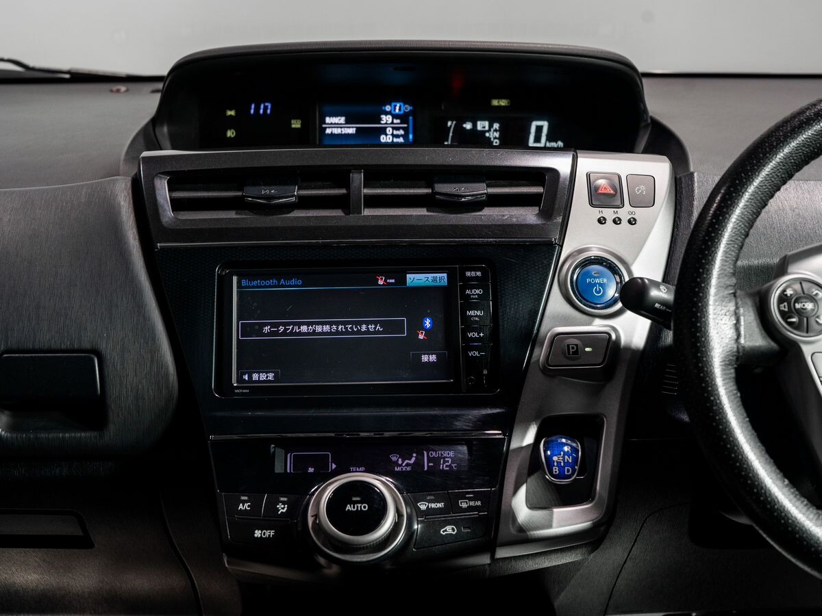 Toyota Prius Alpha 2015 - фото автомобиля