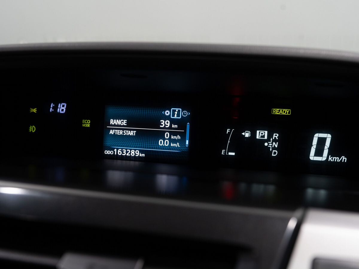 Toyota Prius Alpha 2015 - фото автомобиля