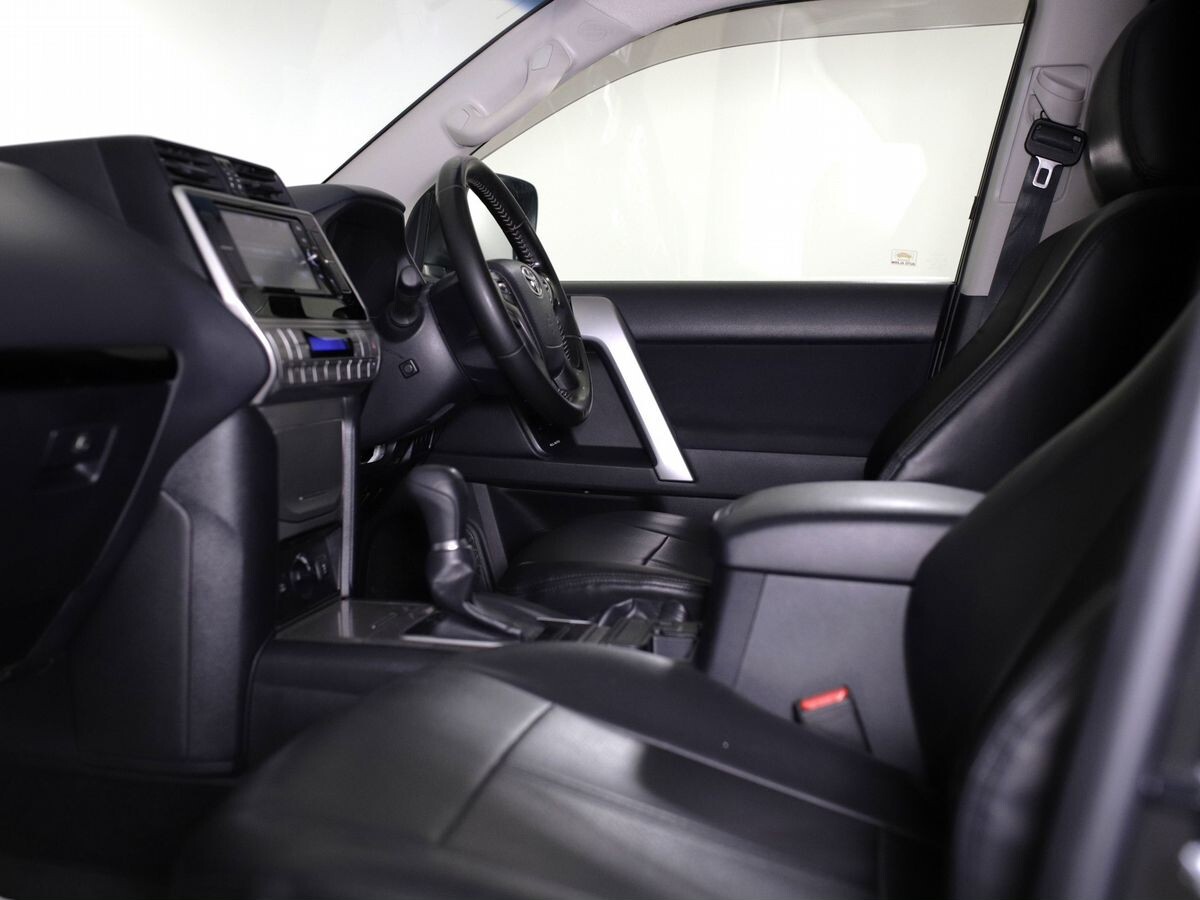 Toyota Land Cruiser Prado 2018 - фото автомобиля