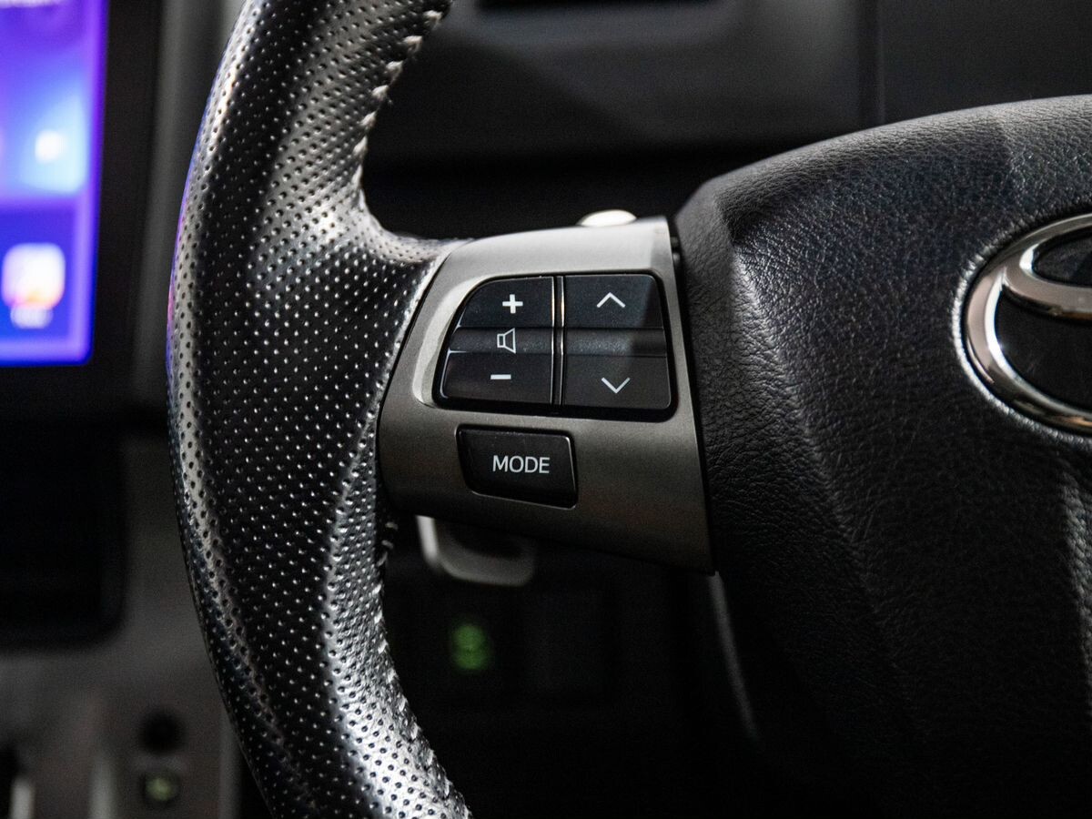 Toyota Voxy 2012 - фото автомобиля