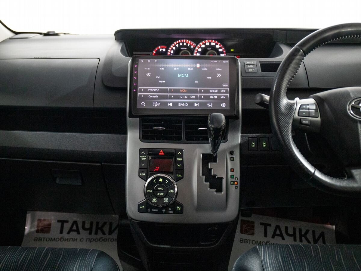 Toyota Voxy 2012 - фото автомобиля