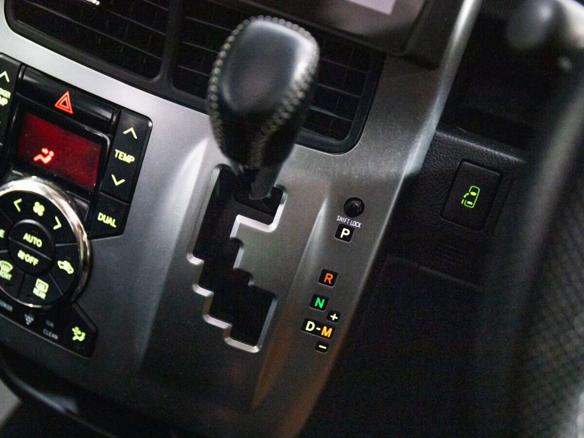 Toyota Voxy 2012 - фото автомобиля