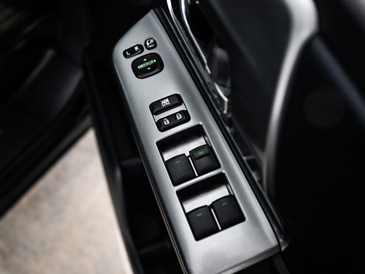 Toyota Voxy 2012 - фото автомобиля