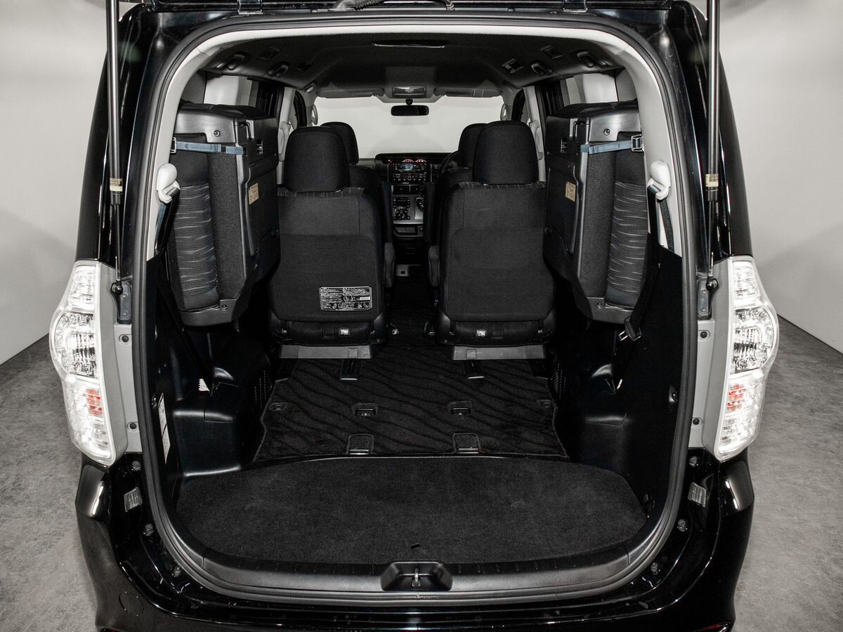 Toyota Voxy 2012 - фото автомобиля