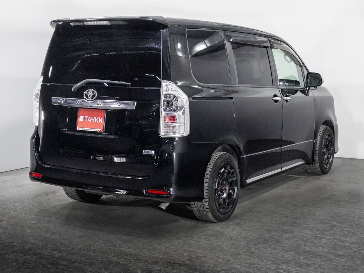 Toyota Voxy 2012 - фото автомобиля