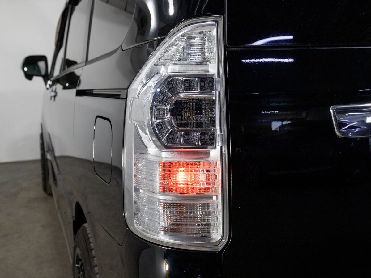 Toyota Voxy 2012 - фото автомобиля