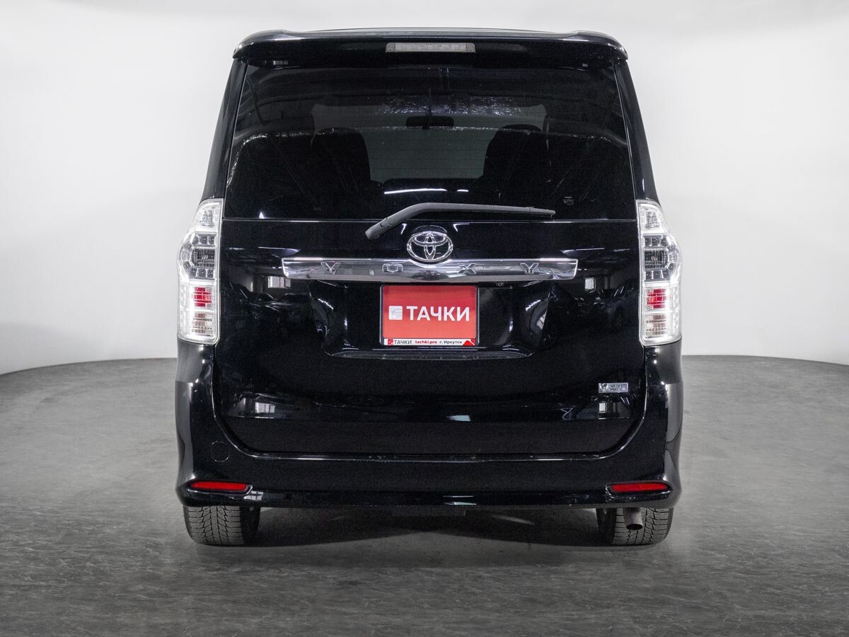 Toyota Voxy 2012 - фото автомобиля