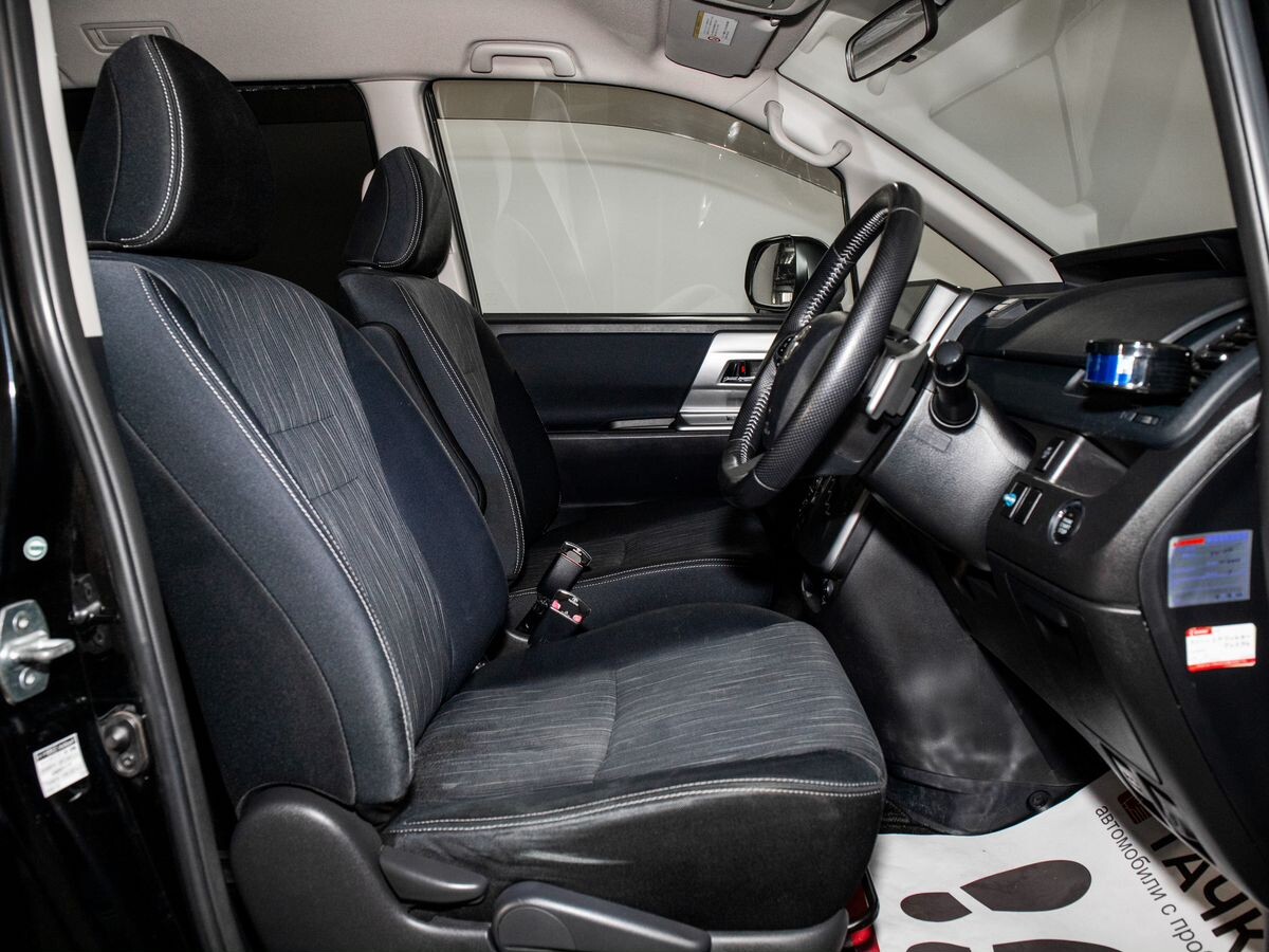 Toyota Voxy 2012 - фото автомобиля