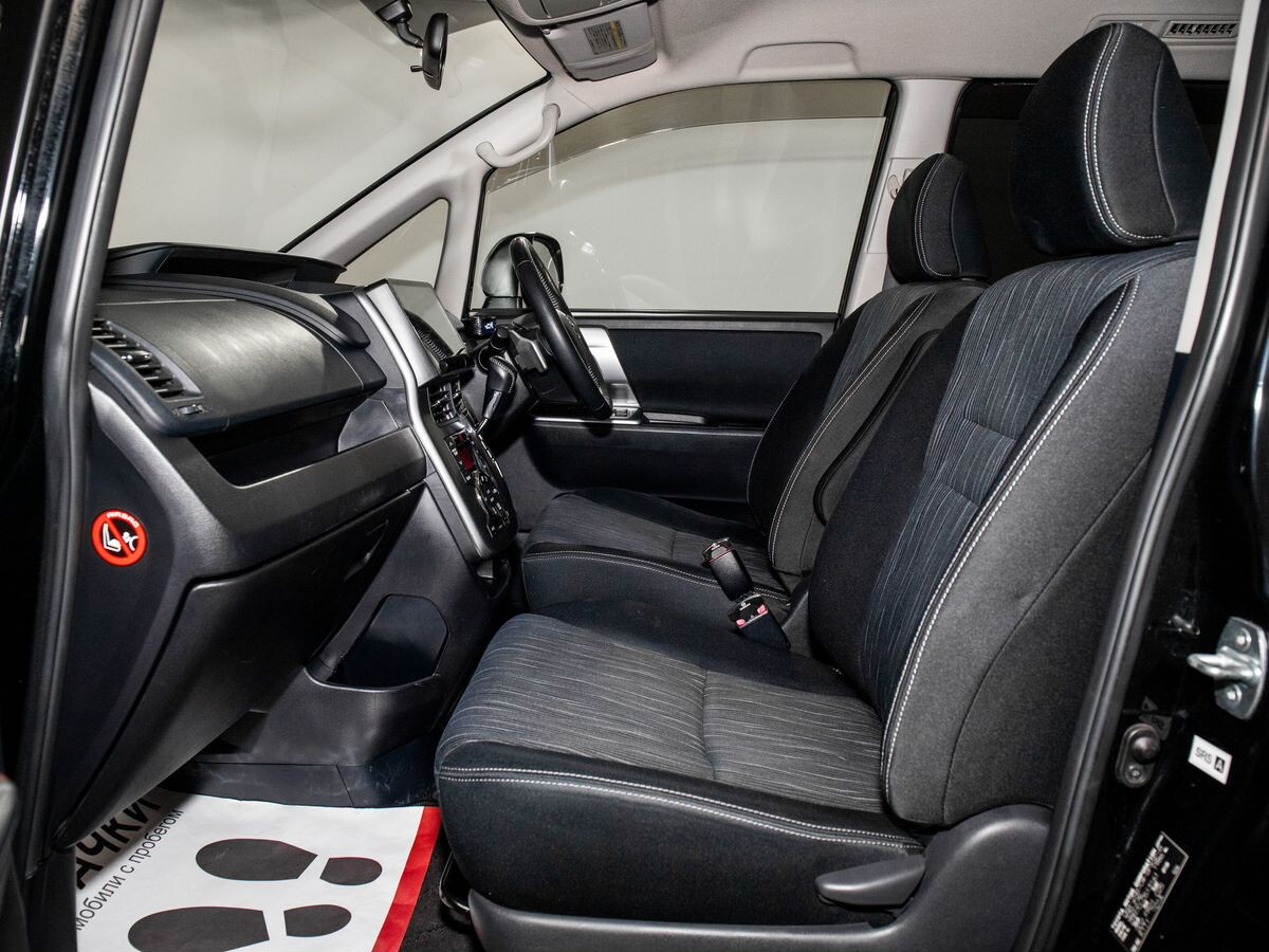 Toyota Voxy 2012 - фото автомобиля