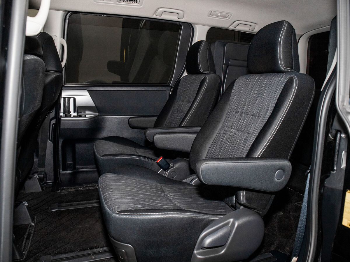 Toyota Voxy 2012 - фото автомобиля