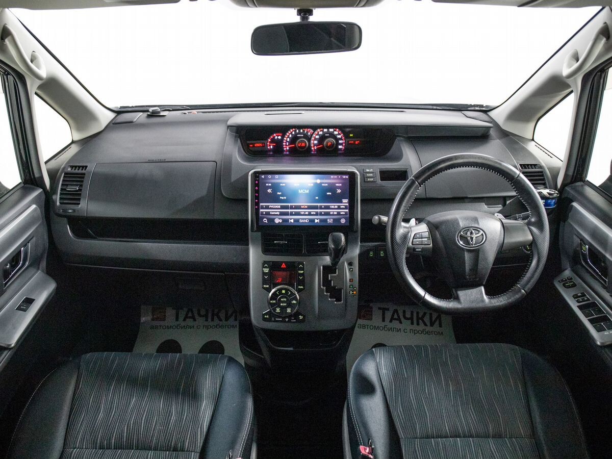 Toyota Voxy 2012 - фото автомобиля