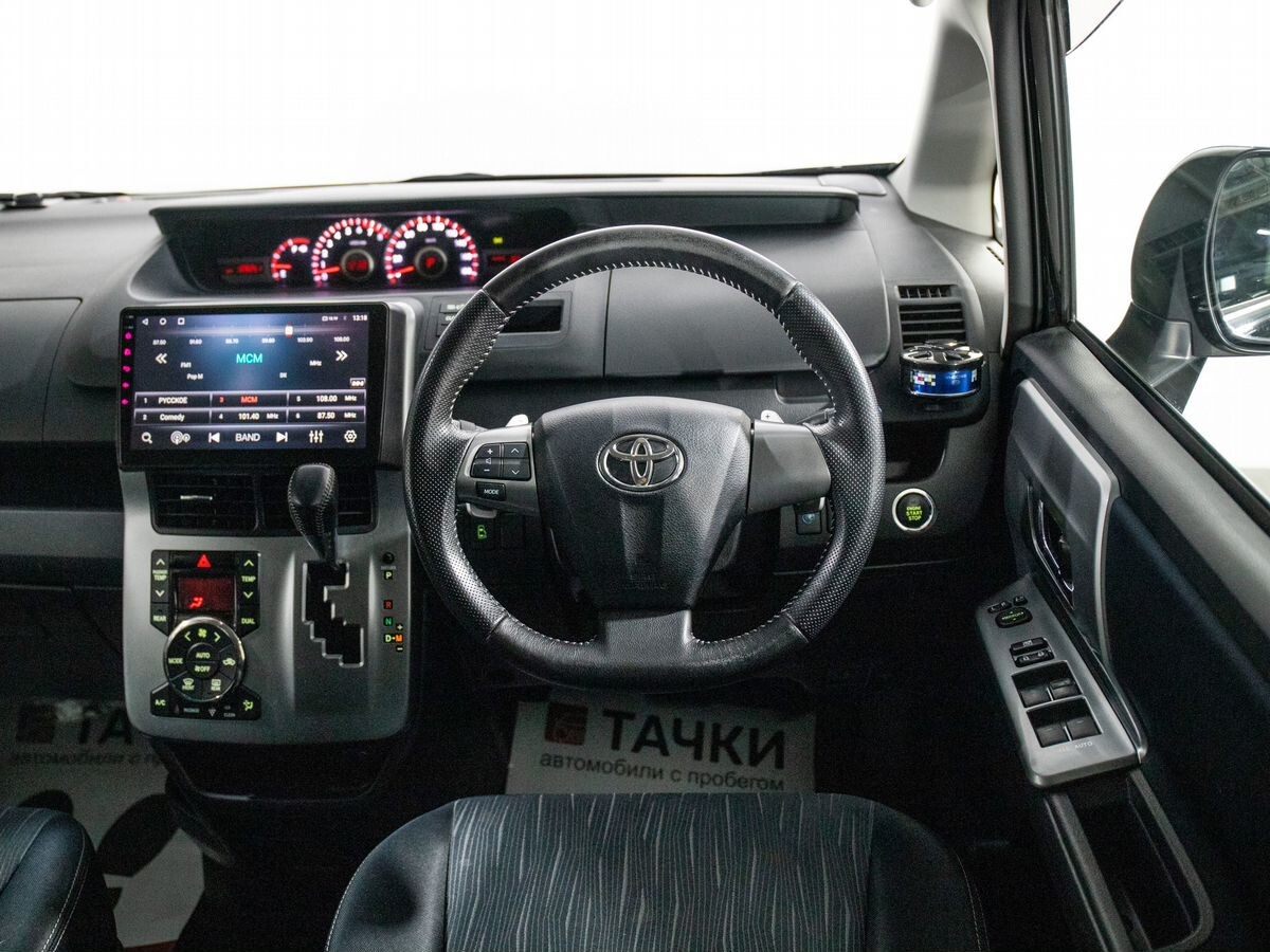 Toyota Voxy 2012 - фото автомобиля