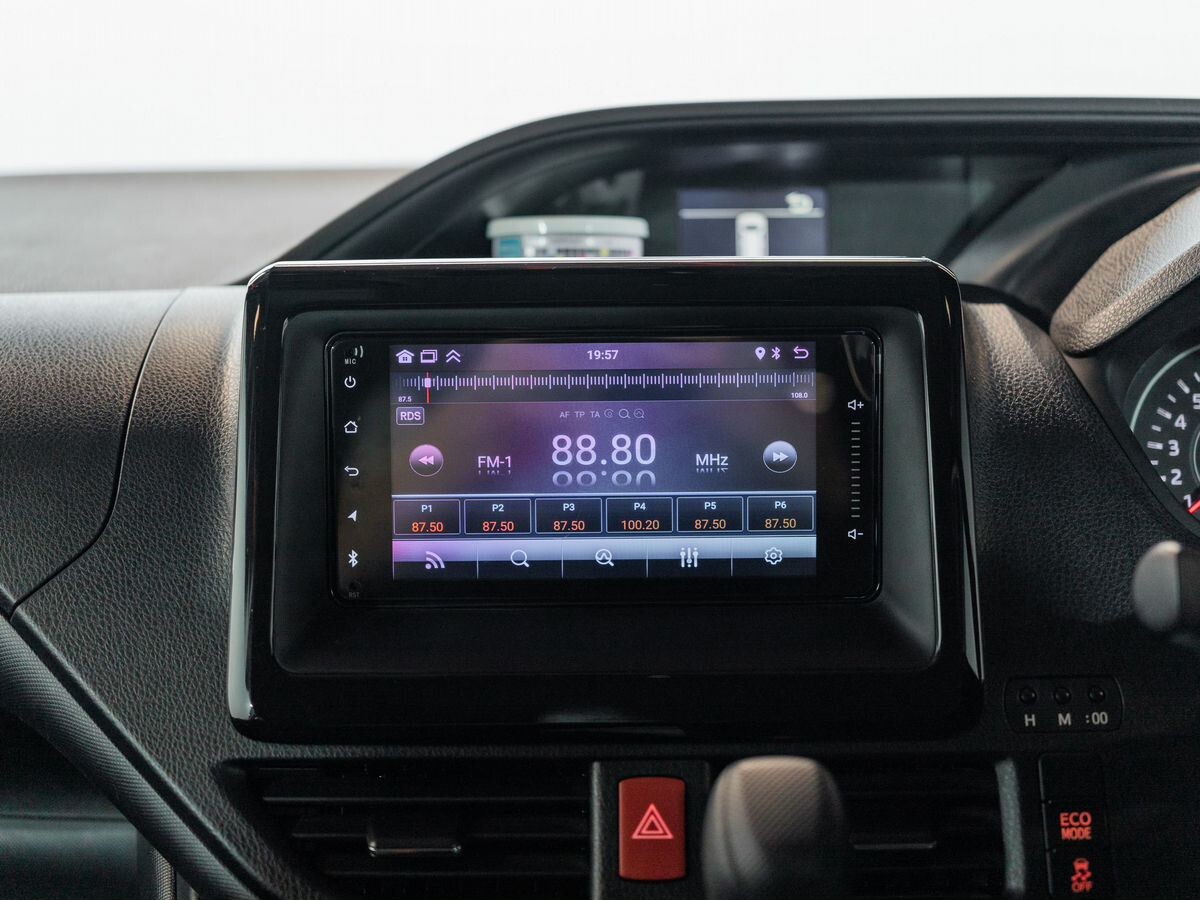 Toyota Noah 2018 - фото автомобиля