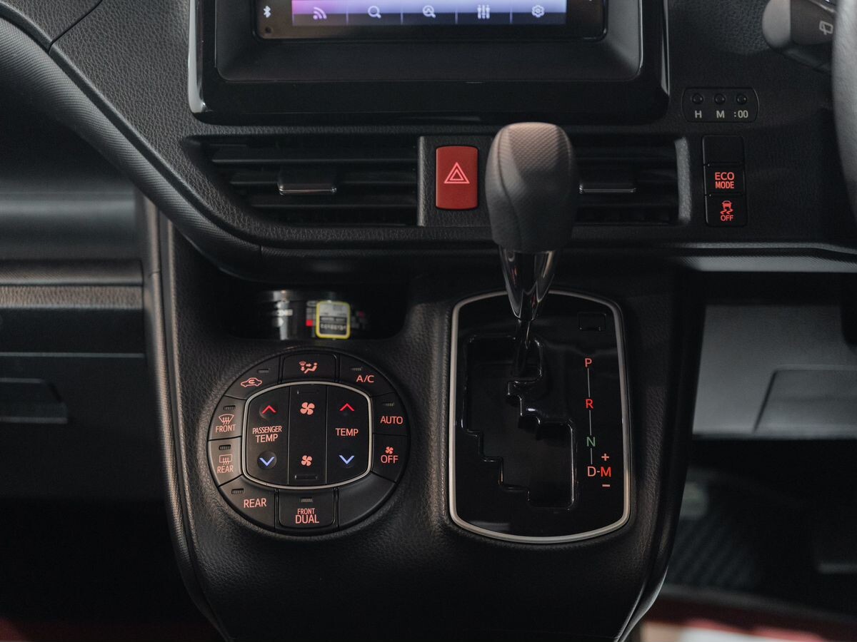 Toyota Noah 2018 - фото автомобиля