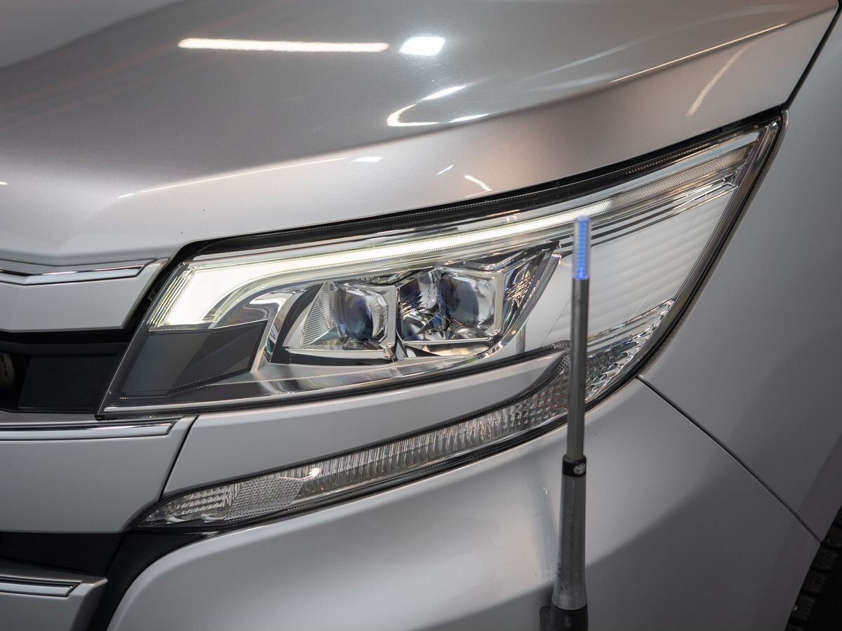 Toyota Noah 2018 - фото автомобиля